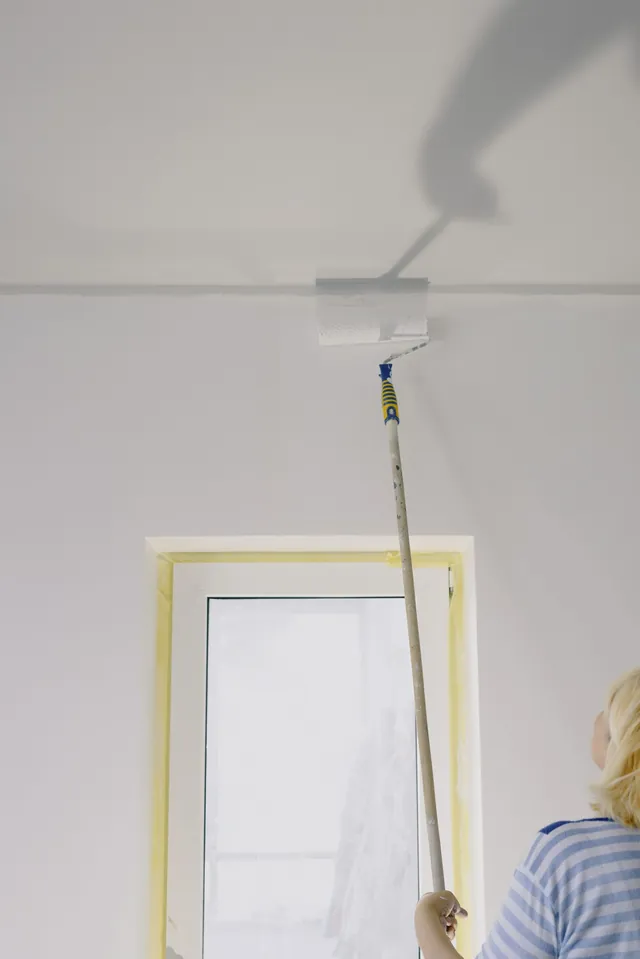 Plafond peint au rouleau, fenêtre protégée par un ruban de masquage
