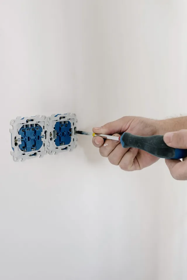 Pose de prises électriques neuves au tournevis